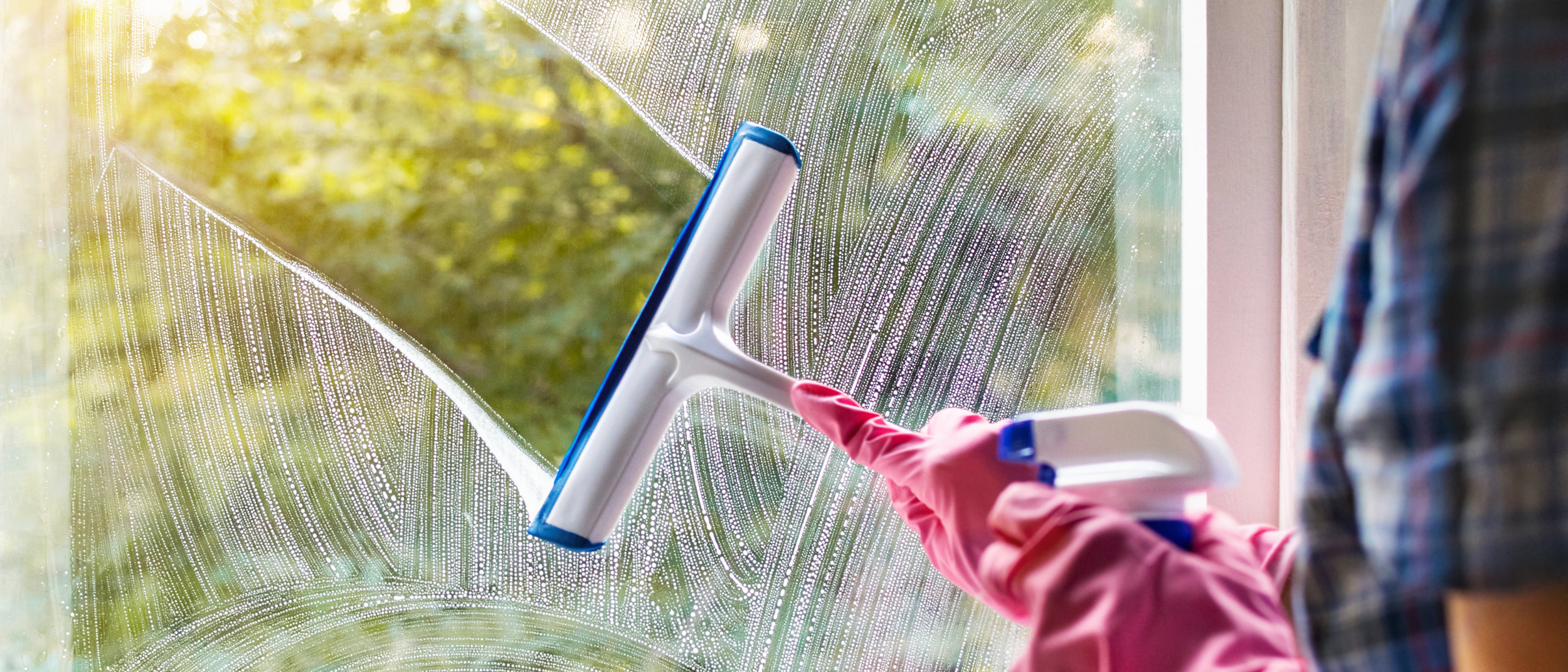 Die abbildung der hand reinigt die fenster mit dem fensterputzer